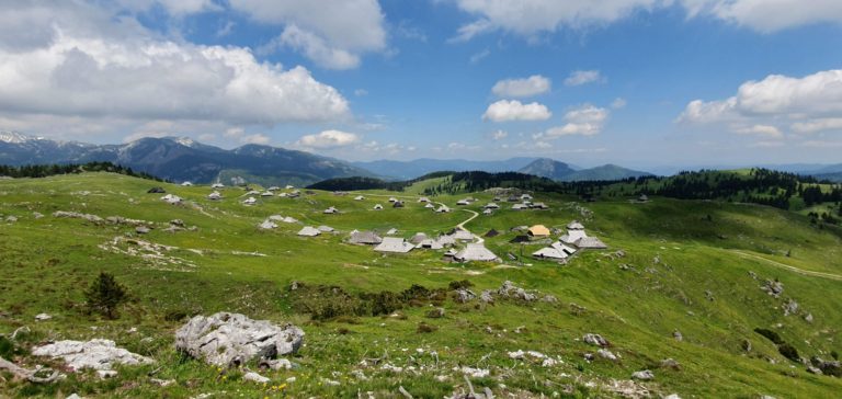 Velika Planina - náhorní plošina v Kamnicko-Savinjských Alpách ve Slovinsku